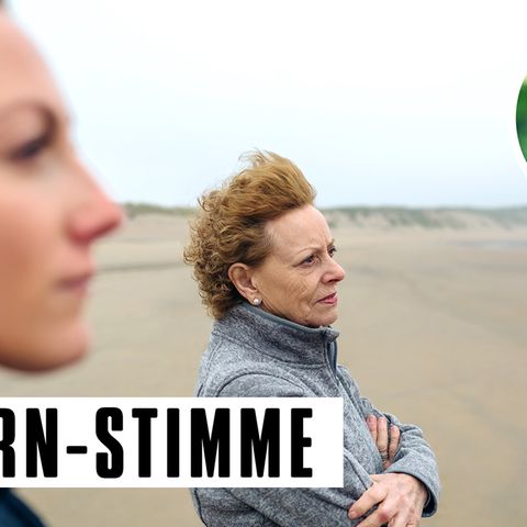 Eine Frau und ihre Mutter stehen am Strand