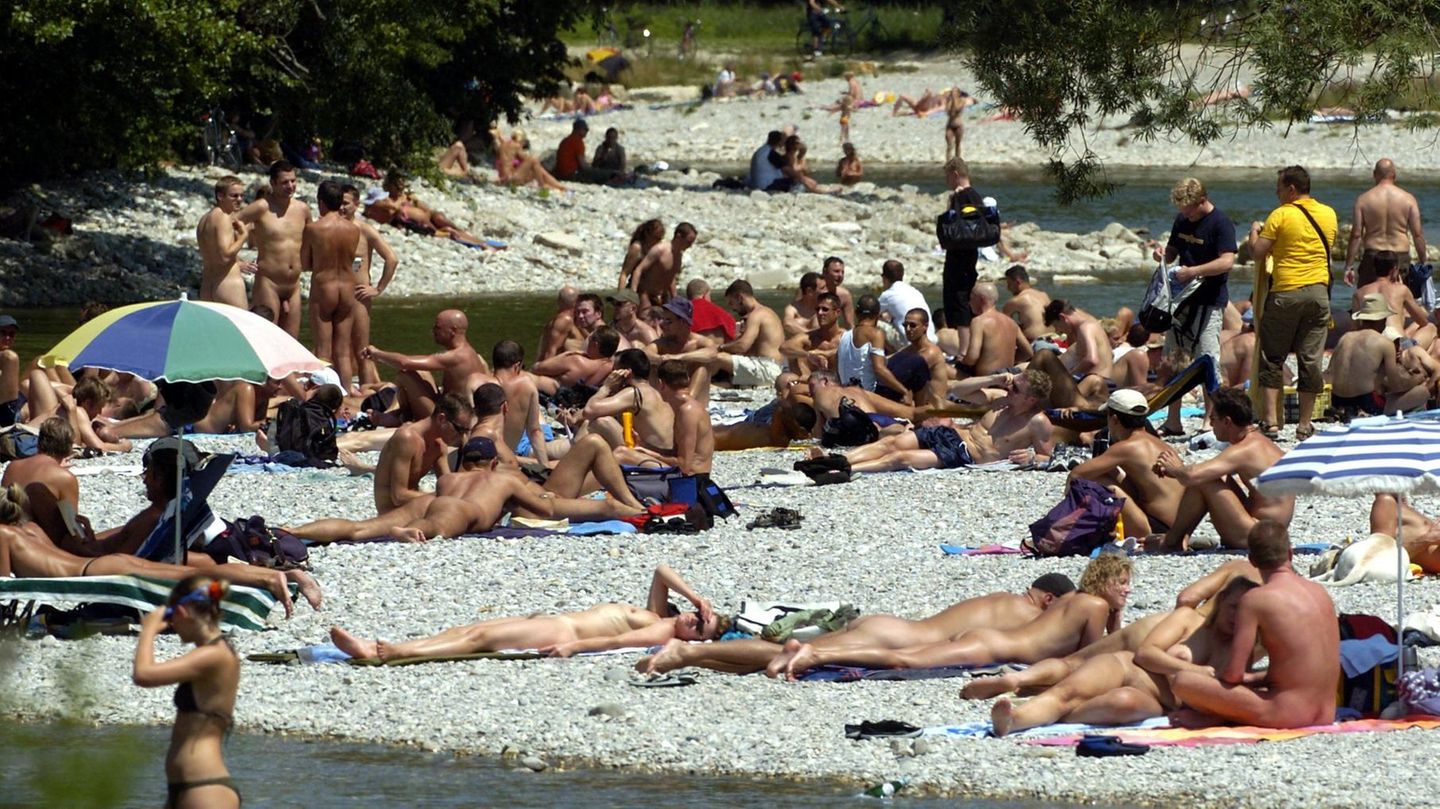 Nacktbadende am Isar-Ufer in München