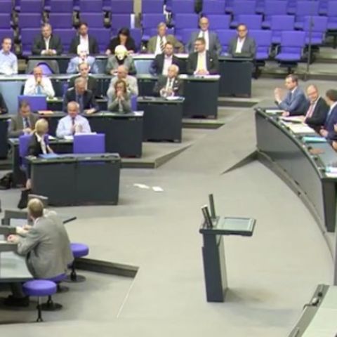 Ein Mann hält eine Rede im Bundestag.