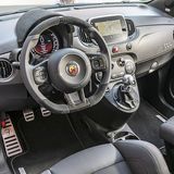 Das Lederlenkrad ist unten abgeflacht