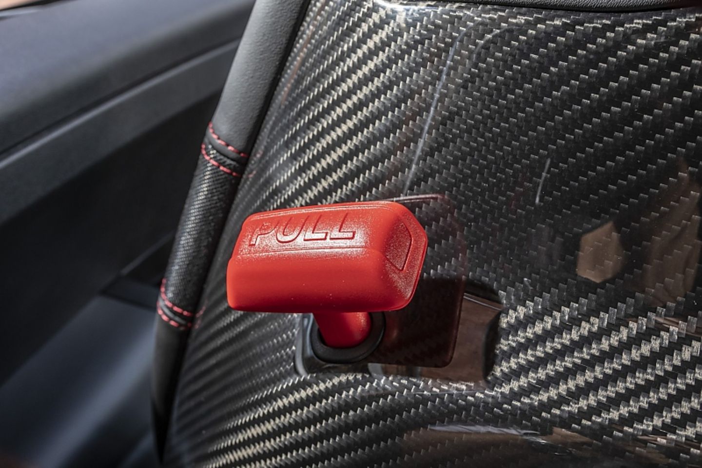 Im Inneren ist viel auf Rennsport getrimmt
