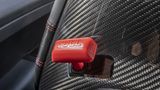 Im Inneren ist viel auf Rennsport getrimmt