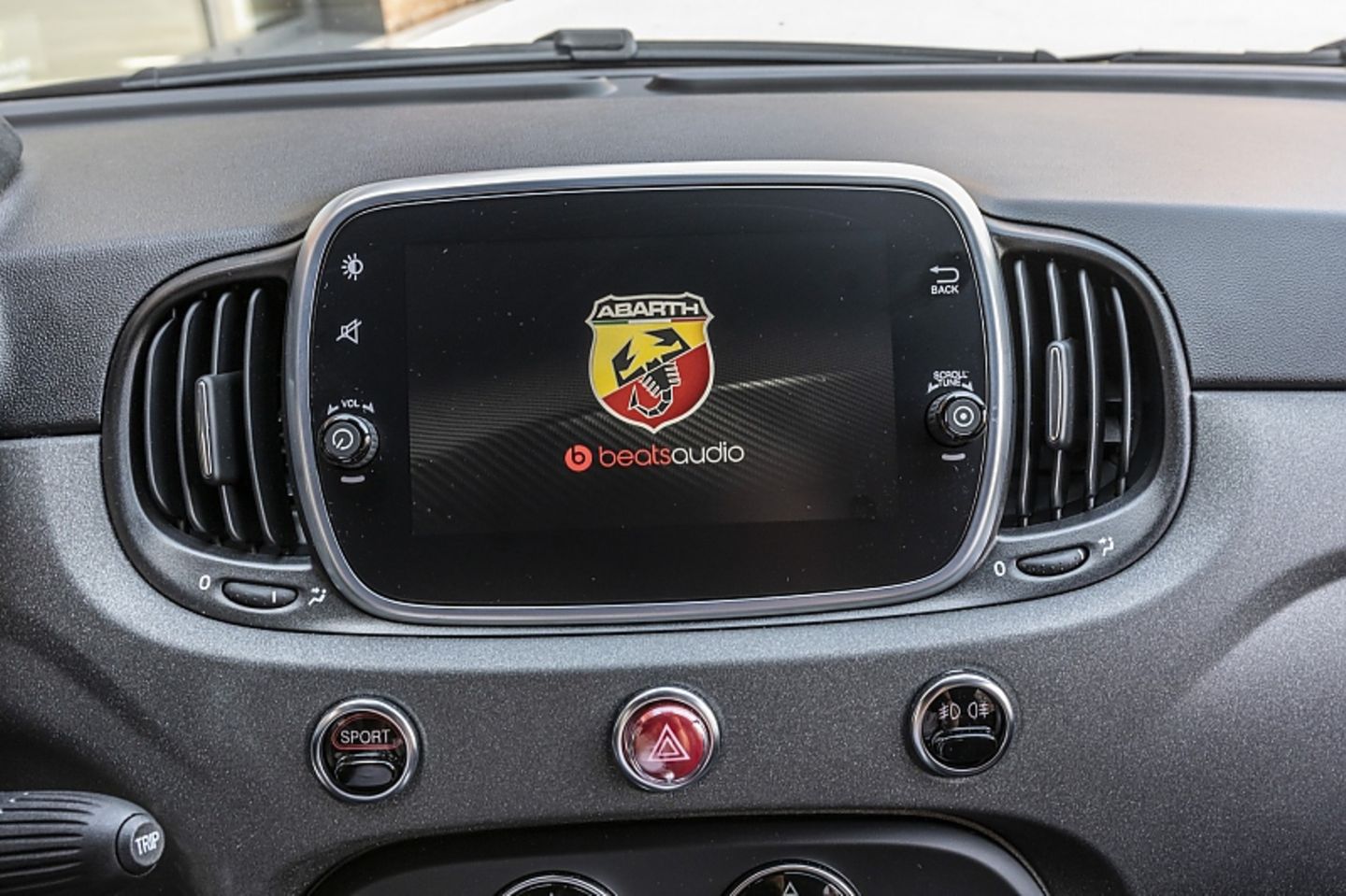 Der sieben Zoll Bildschirm ist die Infotainment Zentrale