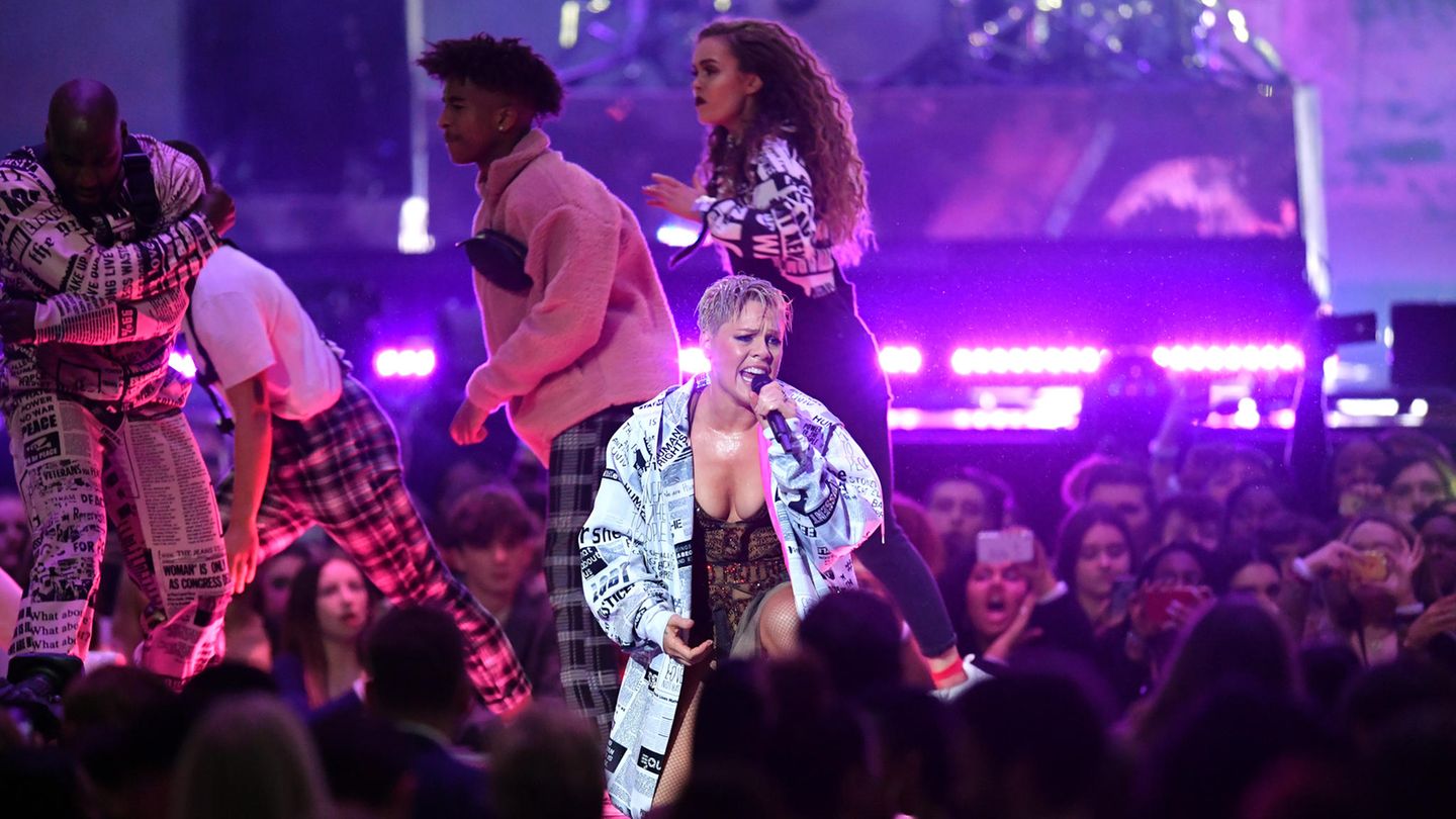 Fan bringt während Pink-Konzert Kind zur Welt