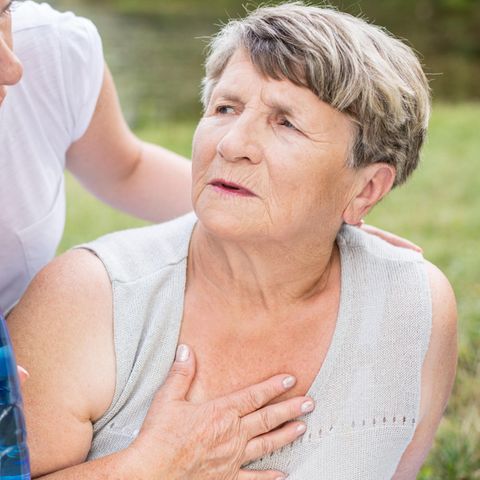 Hitze: Eine ältere Frau hat Kreislaufbeschwerden