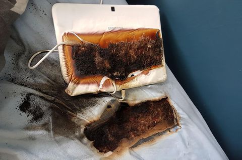 Ein ausgebranntes Tablet auf einer verbrannten Matratze