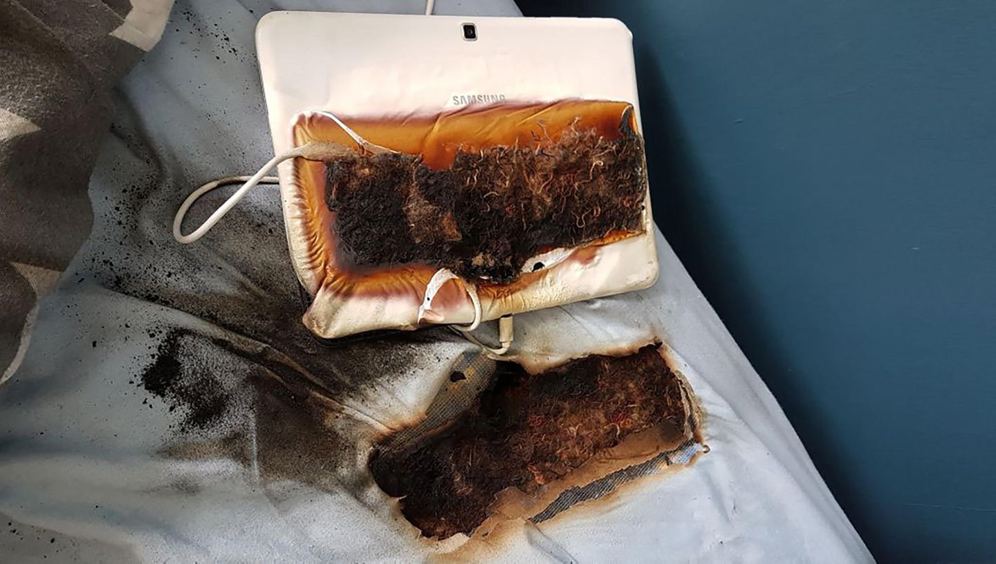 Ein ausgebranntes Tablet auf einer verbrannten Matratze