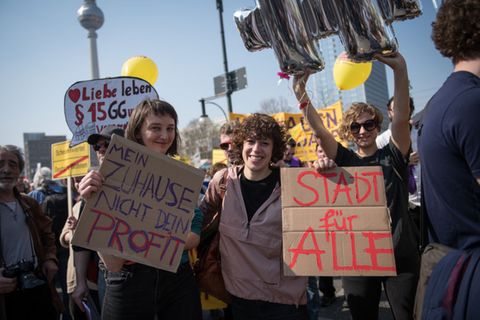 Mieter protestieren gegen steigende Mieten.