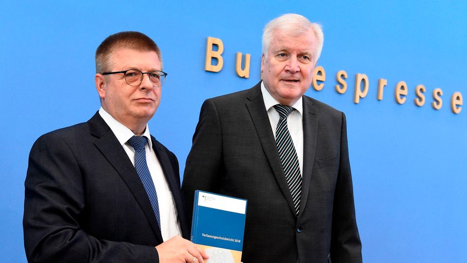 Verfassungsschutzpräsident Thomas Haldenwang (li.) und Bundesinnenminister Horst Seehofer (CSU)