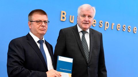 Verfassungsschutzpräsident Thomas Haldenwang (li.) und Bundesinnenminister Horst Seehofer (CSU)