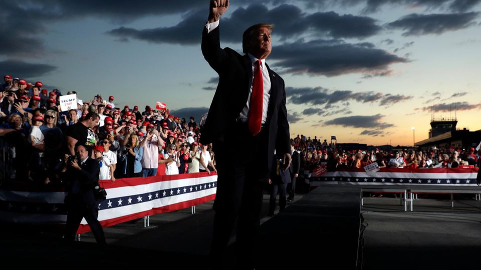 US-Wahlkampf: Trumps Wahlkampf dreht sich um Trump. Seine Gegner greift er frontal an – damit muss der nächste demokratische Kandidat umgehen können. Trumps Wahlkampf dreht sich um Trump. Seine Gegner greift er frontal an – damit muss der nächste demokratische Kandidat umgehen können.