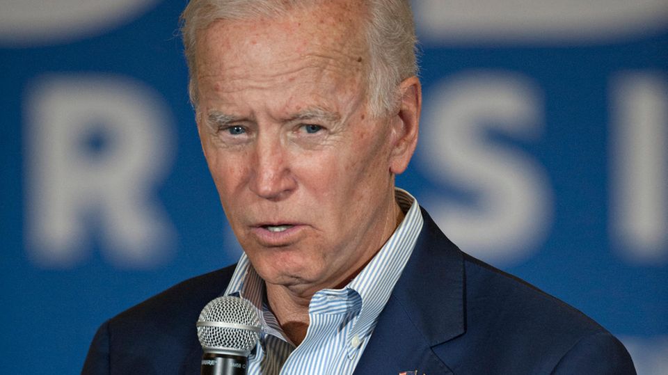 US-Wahlkampf: Niemand im Kandidatenfeld ist so erfahren wie der 76-jährige Joe Biden. Zwei Mal ist er schon angetreten. Er war acht Jahre Vizepräsident unter Obama, gehört zu den beliebtesten Politikern der Demokraten, gilt als hemdsärmelig und genießt einen guten Ruf unter Arbeitern. Biden ist der Kandidat der Mitte. Allerdings ist die Partei nach links gerückt, viele halten ihn auch fü r zu alt. Sein Ziel: "Make America America again" – Amerika zu versöhnen und das Ansehen in der Welt wiederherzustellen. Niemand im Kandidatenfeld ist so erfahren wie der 76-jährige Joe Biden. Zwei Mal ist er schon angetreten. Er war acht Jahre Vizepräsident unter Obama, gehört zu den beliebtesten Politikern der Demokraten, gilt als hemdsärmelig und genießt einen guten Ruf unter Arbeitern. Biden ist der Kandidat der Mitte. Allerdings ist die Partei nach links gerückt, viele halten ihn auch fü r zu alt. Sein Ziel: "Make America America again" – Amerika zu versöhnen und das Ansehen in der Welt wiederherzustellen.