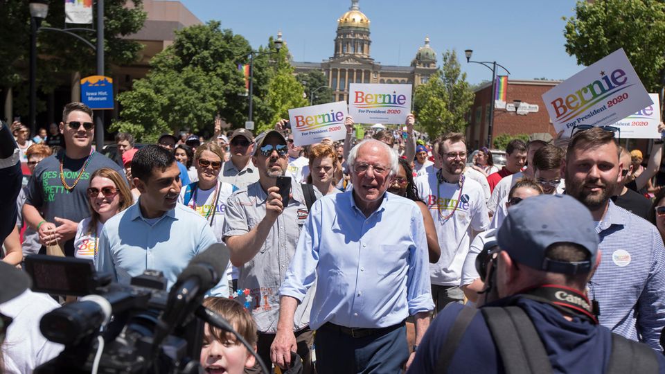 US-Wahlkampf: Bernie Sanders ist immer noch da oder schon wieder, und wie bereits 2016 nervt er nicht nur seine Gegner, sondern auch die Demokraten. Die macht er für den Aufstieg Trumps mitverantwortlich. Senator in Vermont, bekennender Sozialist. Eigenwillig und charakterstark, manche sagen: stur. Obwohl mittlerweile 77, kommt auf seinen Messen immer noch Revolutionsromantik auf. Die jungen Linken stehen auf ihn. Sein Ziel: Weniger Macht den Eliten, Krankenversicherung für alle, kostenloses Studium. Bernie Sanders ist immer noch da oder schon wieder, und wie bereits 2016 nervt er nicht nur seine Gegner, sondern auch die Demokraten. Die macht er für den Aufstieg Trumps mitverantwortlich. Senator in Vermont, bekennender Sozialist. Eigenwillig und charakterstark, manche sagen: stur. Obwohl mittlerweile 77, kommt auf seinen Messen immer noch Revolutionsromantik auf. Die jungen Linken stehen auf ihn. Sein Ziel: Weniger Macht den Eliten, Krankenversicherung für alle, kostenloses Studium.