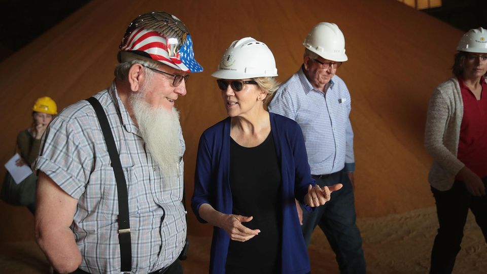 US-Wahlkampf: Elizabeth Warren positioniert sich als Champion der Mittelklasse, hier beim Besuch einer Ethanolfabrik in Iowa Elizabeth Warren positioniert sich als Champion der Mittelklasse, hier beim Besuch einer Ethanolfabrik in Iowa