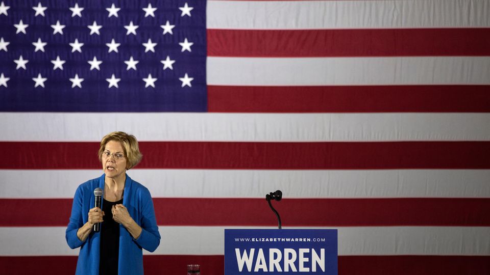 US-Wahlkampf: Elizabeth Warren ist vielleicht die Schlaueste aller Kandidaten – und hat die klarsten Vorstellungen, wie sie das Land umgestalten will. War Juraprofessorin in Harvard. Heute ist die 69-Jährige Senatorin in Massachusetts. Ging erst spät in die Politik: 2012. Offene Frage, ob sie die Härte und Finesse für ganz oben hat. Ließ sich von Trump ("Pocahontas") wegen ihrer angeblichen indianischen Abstammung in die Falle locken. Ihr Ziel: Weniger Macht für große Unternehmen, viel mehr Geld für die Mittelschicht. Elizabeth Warren ist vielleicht die Schlaueste aller Kandidaten – und hat die klarsten Vorstellungen, wie sie das Land umgestalten will. War Juraprofessorin in Harvard. Heute ist die 69-Jährige Senatorin in Massachusetts. Ging erst spät in die Politik: 2012. Offene Frage, ob sie die Härte und Finesse für ganz oben hat. Ließ sich von Trump ("Pocahontas") wegen ihrer angeblichen indianischen Abstammung in die Falle locken. Ihr Ziel: Weniger Macht für große Unternehmen, viel mehr Geld für die Mittelschicht.