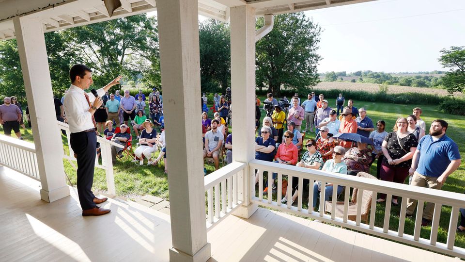 US-Wahlkampf: Pete Buttigieg spricht bei einer Gartenparty. Diese Treffen stehen für die Kandidaten oft am Anfang ihres Wahlkampfes. Pete Buttigieg spricht bei einer Gartenparty. Diese Treffen stehen für die Kandidaten oft am Anfang ihres Wahlkampfes.