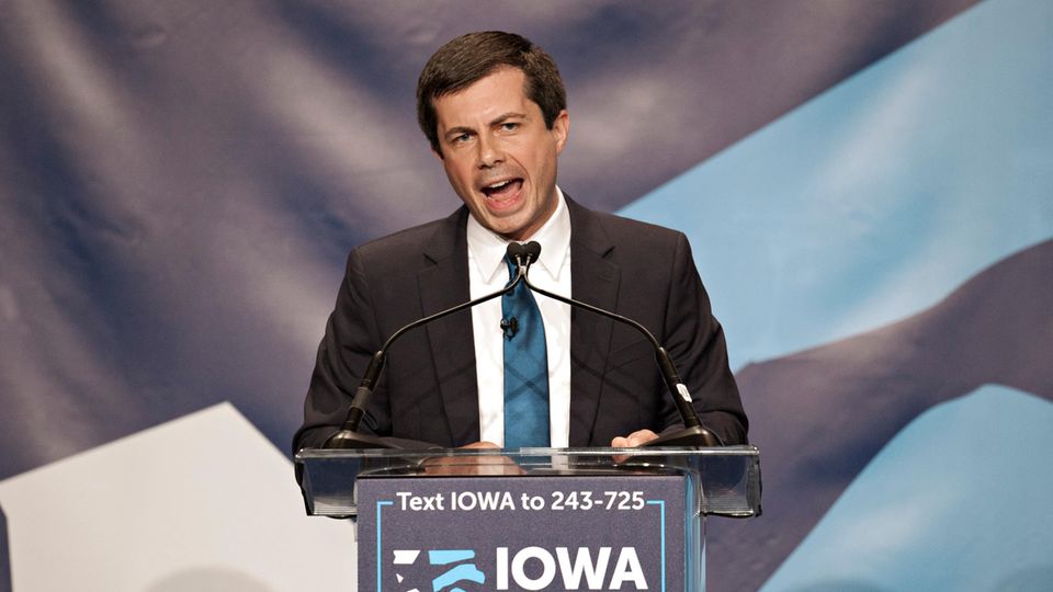 US-Wahlkampf: Barack Obama adelte den bis dahin unbekannten Pete Buttigieg 2016 als Hoffnungsträger der Demokraten. 37 Jahre alt, homosexuell und bekennender Christ, Bürgermeister einer 100.000-Einwohner-Stadt in Indiana. Ein Tausendsassa, spricht acht Sprachen, diente in Afghanistan, macht auch auf der großen Bühne eine gute Figur. Versucht, mit seinem jugendlichen Profil die verjüngte demokratische Basis zu erreichen. Sein Ziel: Politik für die jungen Generationen, Kampf gegen den Klimawandel. Barack Obama adelte den bis dahin unbekannten Pete Buttigieg 2016 als Hoffnungsträger der Demokraten. 37 Jahre alt, homosexuell und bekennender Christ, Bürgermeister einer 100.000-Einwohner-Stadt in Indiana. Ein Tausendsassa, spricht acht Sprachen, diente in Afghanistan, macht auch auf der großen Bühne eine gute Figur. Versucht, mit seinem jugendlichen Profil die verjüngte demokratische Basis zu erreichen. Sein Ziel: Politik für die jungen Generationen, Kampf gegen den Klimawandel.
