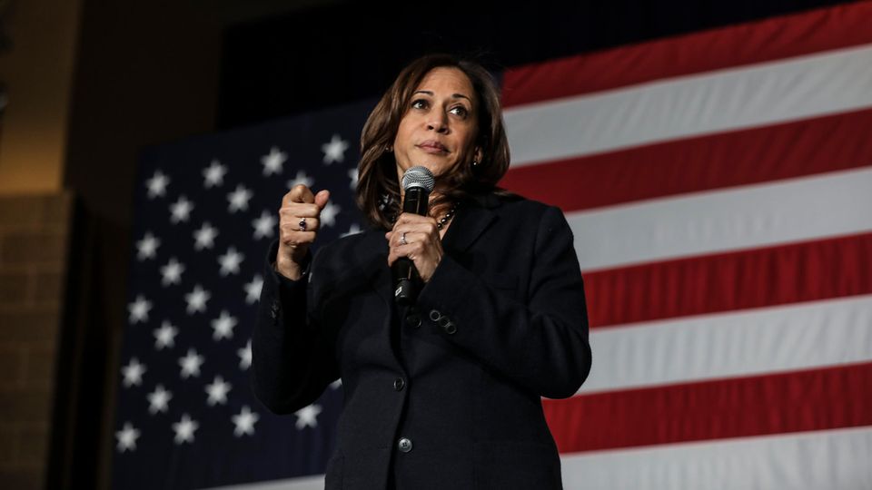 US-Wahlkampf: Als farbige Frau verkörpert Kamala Harris die wachsende Vielfalt unter den Demokraten. Die ehemalige Justizministerin von Kalifornien machte sich ab 2016 im Senat einen Namen mit harten Befragungen von Trumps Kabinettskandidaten. Diese Energie hat sich bisher nicht auf ihren Wahlkampf übertragen. Die 54-Jährige scheut sich oft, Position zu beziehen. Ihr Ziel: Steuersenkungen für die Mittelschicht, Immigrations-Reform. Als farbige Frau verkörpert Kamala Harris die wachsende Vielfalt unter den Demokraten. Die ehemalige Justizministerin von Kalifornien machte sich ab 2016 im Senat einen Namen mit harten Befragungen von Trumps Kabinettskandidaten. Diese Energie hat sich bisher nicht auf ihren Wahlkampf übertragen. Die 54-Jährige scheut sich oft, Position zu beziehen. Ihr Ziel: Steuersenkungen für die Mittelschicht, Immigrations-Reform.