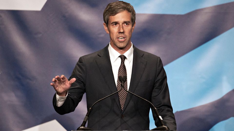 US-Wahlkampf: Beto O’Rourkes Stern ging 2018 auf, als er mit einer intelligenten, modernen Kampagne fast Senator im konservativen Texas wurde. Der Mann mit dem Kennedy-Charme wurde schnell ein Liebling der Medien – und fast genauso schnell wieder links liegen gelassen. 46 Jahre, ehemaliger Punkrocker, ehemaliger Hacker. Setzt auf Social Media und die Begeisterung der Jungen. Hält Reden auf Englisch und Spanisch gleichzeitig. Sein Ziel: Reform der Einwanderungsgesetze, Legalisierung von Marihuana. Beto O’Rourkes Stern ging 2018 auf, als er mit einer intelligenten, modernen Kampagne fast Senator im konservativen Texas wurde. Der Mann mit dem Kennedy-Charme wurde schnell ein Liebling der Medien – und fast genauso schnell wieder links liegen gelassen. 46 Jahre, ehemaliger Punkrocker, ehemaliger Hacker. Setzt auf Social Media und die Begeisterung der Jungen. Hält Reden auf Englisch und Spanisch gleichzeitig. Sein Ziel: Reform der Einwanderungsgesetze, Legalisierung von Marihuana.