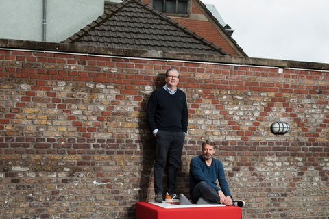 Sie haben die CD aus den Kinderzimmern geschmissen: Marcus Stahl und Patric Faßbender, die Gründer von Boxine, auf einem vergrößerten Tonie-Abspielgerät