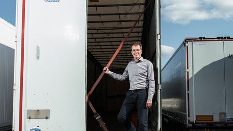 Er kämpft gegen leere Laster: Cargonexx-Gründer Rolf-Dieter Lafrenz in einem schlecht genutzten LKW