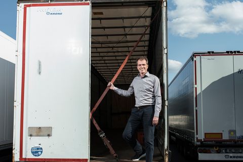 Er kämpft gegen leere Laster: Cargonexx-Gründer Rolf-Dieter Lafrenz in einem schlecht genutzten LKW