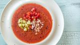 Was man im Sommer essen soll? Etwas mit viel Flüssigkeit. Deshalb sind geeiste Suppen wie Gazpacho die Lösung. Hier geht's zu den Rezepten für kalte Suppen an heißen Tagen.