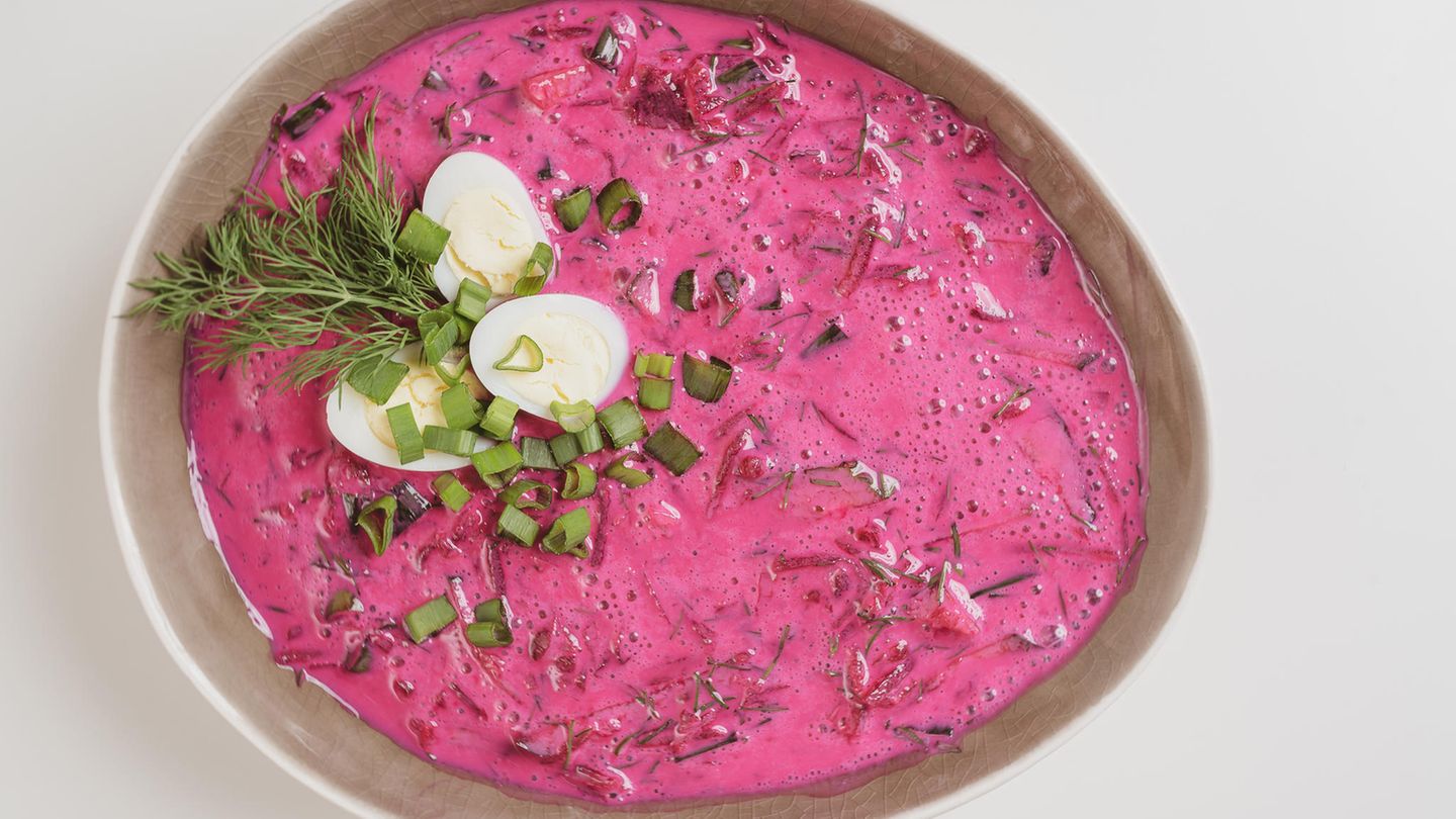 Sie ist kalt, sie ist leicht und super simpel. Saltibarsciai - die kalte Rote-Bete-Suppe aus Litauen ist die perfekte Abkühlung für heiße Tage. Hier geht's zum Rezept.