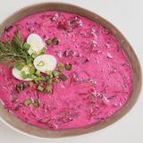 Sie ist kalt, sie ist leicht und super simpel. Saltibarsciai - die kalte Rote-Bete-Suppe aus Litauen ist die perfekte Abkühlung für heiße Tage. Hier geht's zum Rezept.