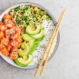 Poke ist hawaiianisch für "in kleine Stücke" geschnitten. Der beliebte Fischsalat ist frisch, exotisch - und man sollte ihn unbedingt probieren. Rein darf, was schmeckt. Hier geht's zur Beschreibung.