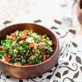Das beliebte libanesische Gericht Tabouleh eignet sich perfekt als leckere Salat-Alternative im Sommer. Viel Petersilie, duftende Minze und Tomaten bilden die Basis für dieses tolle Rezept. Hier geht's zur Zubereitung.