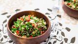 Das beliebte libanesische Gericht Tabouleh eignet sich perfekt als leckere Salat-Alternative im Sommer. Viel Petersilie, duftende Minze und Tomaten bilden die Basis für dieses tolle Rezept. Hier geht's zur Zubereitung.