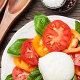 Insalata caprese ist ein italienischer Vorspeisensalat, der aus Mozzarella, Tomaten und Basilikum besteht. Wegen seiner Farben - Rot, Weiß und Grün, die der Flagge Italiens entsprechen - gilt er als Nationalgericht. An den insalata caprese gehört eigentlich nicht viel - außer Olivenöl und Salz. Woran Sie einen guten Italiener erkennen, erfahren Sie hier.