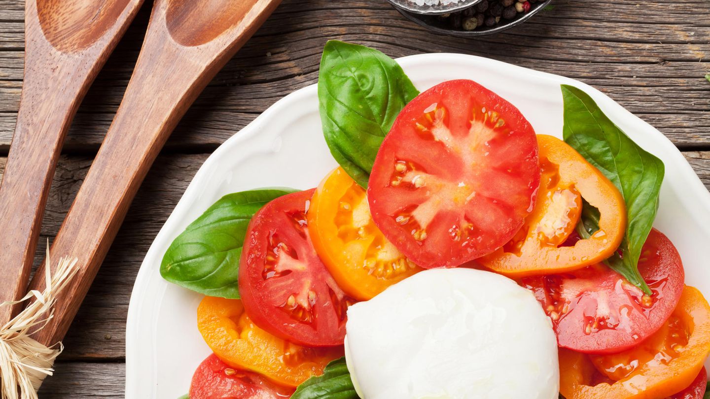 Insalata caprese ist ein italienischer Vorspeisensalat, der aus Mozzarella, Tomaten und Basilikum besteht. Wegen seiner Farben - Rot, Weiß und Grün, die der Flagge Italiens entsprechen - gilt er als Nationalgericht. An den insalata caprese gehört eigentlich nicht viel - außer Olivenöl und Salz. Woran Sie einen guten Italiener erkennen, erfahren Sie hier.