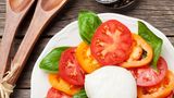 Insalata caprese ist ein italienischer Vorspeisensalat, der aus Mozzarella, Tomaten und Basilikum besteht. Wegen seiner Farben - Rot, Weiß und Grün, die der Flagge Italiens entsprechen - gilt er als Nationalgericht. An den insalata caprese gehört eigentlich nicht viel - außer Olivenöl und Salz. Woran Sie einen guten Italiener erkennen, erfahren Sie hier.