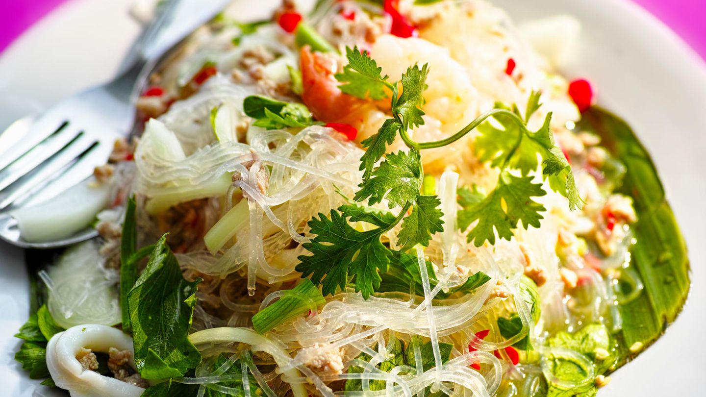 Eigentlich kann in den Glasnudelsalat rein was der Kühlschrank hergibt. Ob Mango, Minze, Hühnchen, jede Variante schmeckt mit dem perfekten Dressing einfach nur köstlich. Das perfekte Sommergericht! Hier geht's zum Rezept.