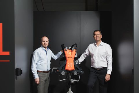Muskelkraft zum Umschnallen: Armin Schmidt und Peter Heiligensetzer (v.l.), die Gründer von German Bionic Systems, mit dem von ihnen entwickelten Exoskelett