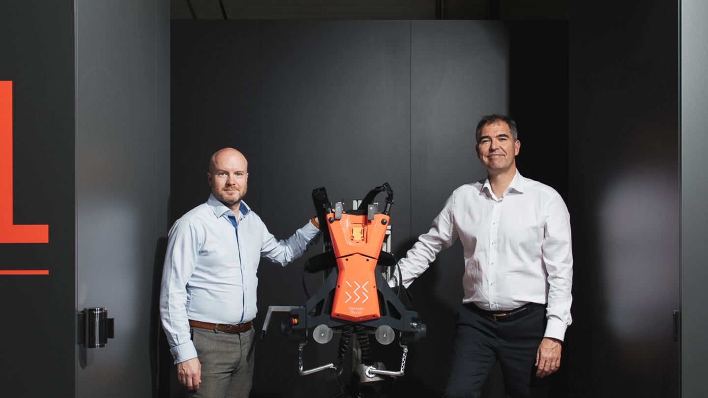 Muskelkraft zum Umschnallen: Armin Schmidt und Peter Heiligensetzer (v.l.), die Gründer von German Bionic Systems, mit dem von ihnen entwickelten Exoskelett