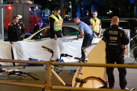 Polizei sichert Unfallstelle in Berlin nach Verfolgungsjagd am 6. Juni