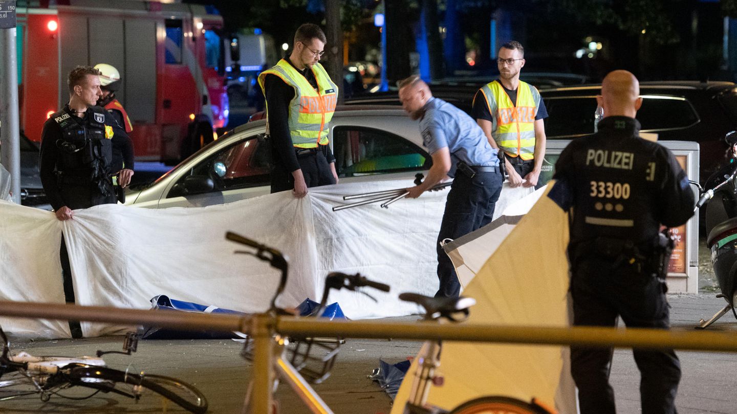 Polizei sichert Unfallstelle in Berlin nach Verfolgungsjagd am 6. Juni