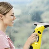 Fenstersauger: Kärcher WV2 Premium  Wer seine Fenster streifenfrei sauber saugen will, sollte sich den Kärcher WV 2 Premium ansehen. Er reinigt gut, wenn das Ergebnis auf Glas auch noch etwas besser ausfallen könnte. Akkulaufzeit und Geräuschentwicklung schneiden ebenfalls gut ab. Bei einem Preis ab 45 Euro geht die Gesamtnote "gut" (2,1) in Ordnung.  Den gesamten Test finden Sie gegen Gebühr auf test.de.