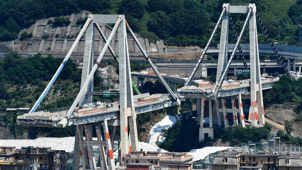 Genua, Italien. Zwei verbleibende Pfeiler der Unglücksbrücke in Genua werden gesprengt. Zehn Monate nach dem Einsturz der Brücke im August 2018, mit 43 Todesopfern, sind die Abrissarbeiten in vollem Gange - auch mit dem Bau der neuen Brücke ist nun offiziell begonnen worden.