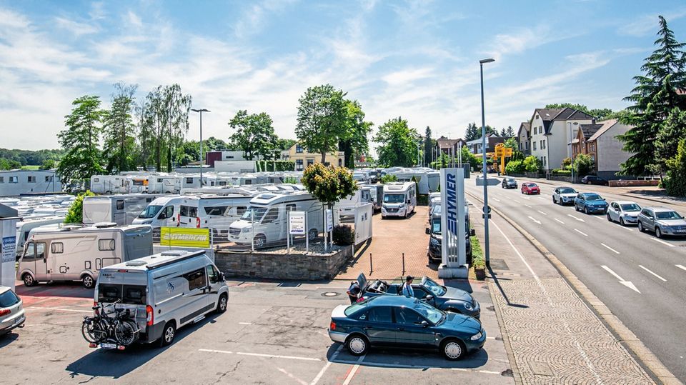 Dhonaus Laden liegt am Nordende der Verkaufsstraße