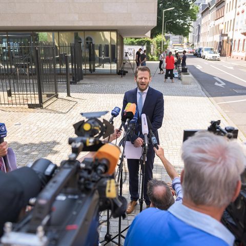 Markus Schmitt, Sprecher der Bundesanwaltschaft, spricht vor dem Bundesgerichtshof zu Journalisten