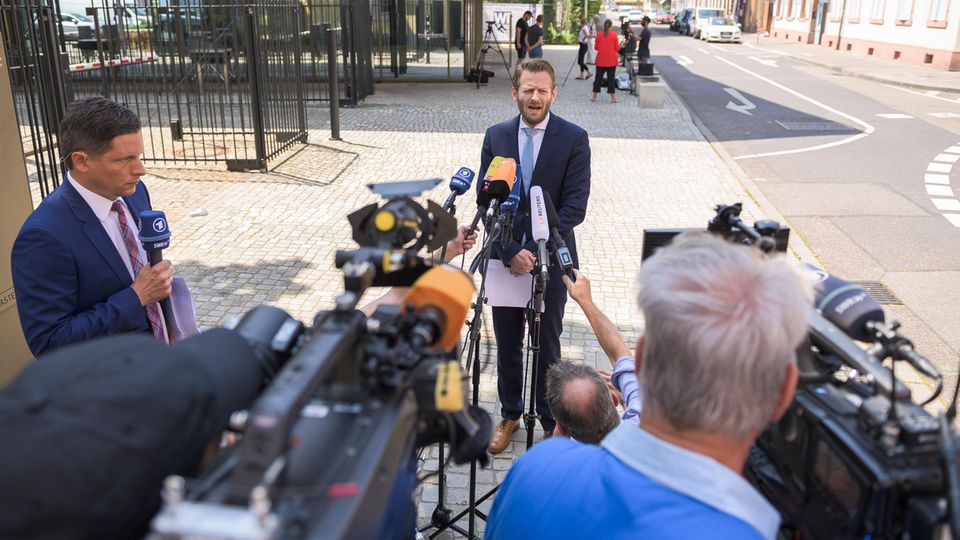 Markus Schmitt, Sprecher der Bundesanwaltschaft, spricht vor dem Bundesgerichtshof zu Journalisten