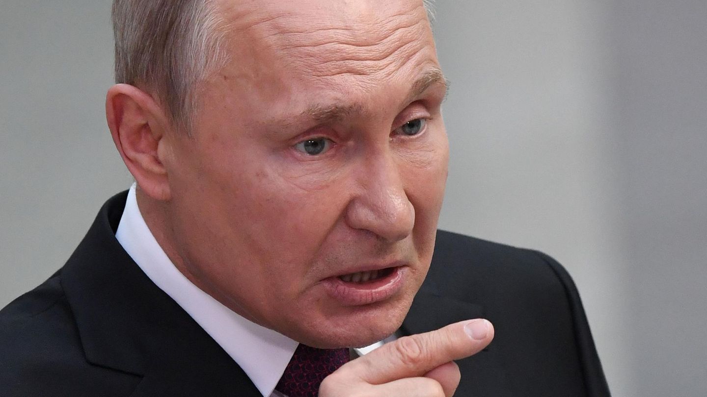 Wladimir Putin hat bei einem Interview erneut deutlich gemacht, was er von Angela Merkels Flüchtlingspolitik hält: nichts. 
