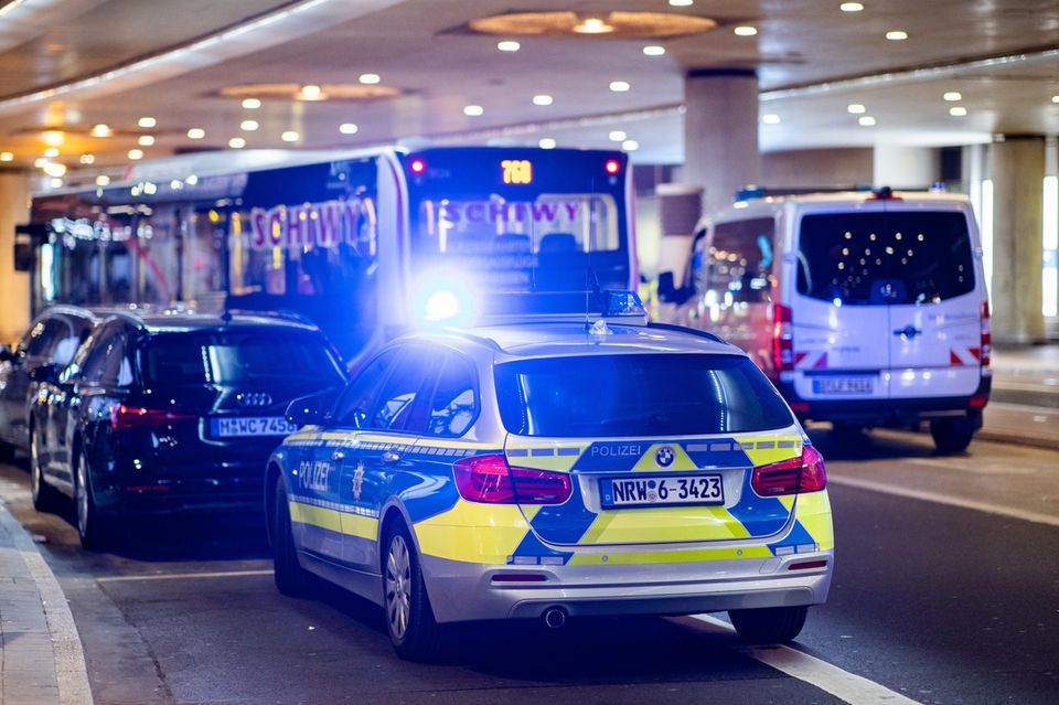 nachrichten aus deutschland messerattacke am düsseldorfer flughafen