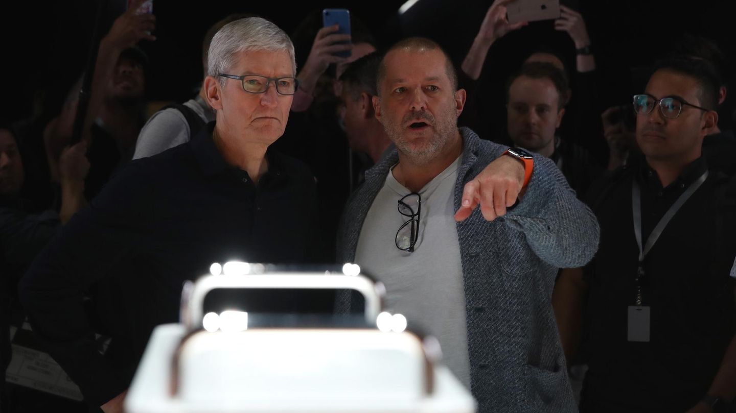Apple-Chef Tim Cook (links) und Jony Ive demonstrierten Anfang Juni den neuen Mac Pro.