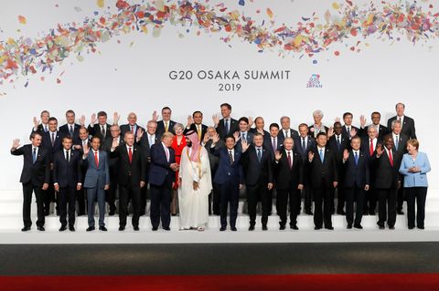  Japan, Osaka: Die Teilnehmer des G20-Gipfels stehen beim Gruppenbild zum Start des G20-Gipfels zusammen
