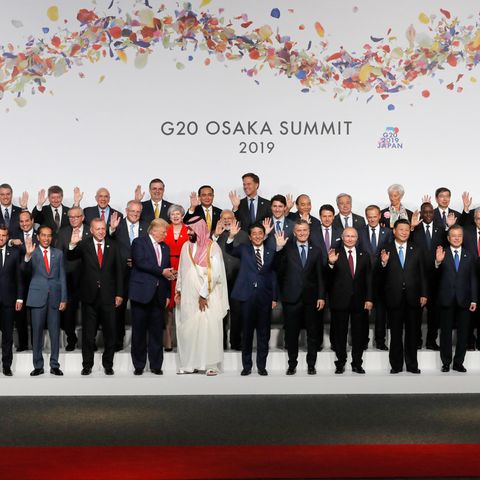  Japan, Osaka: Die Teilnehmer des G20-Gipfels stehen beim Gruppenbild zum Start des G20-Gipfels zusammen